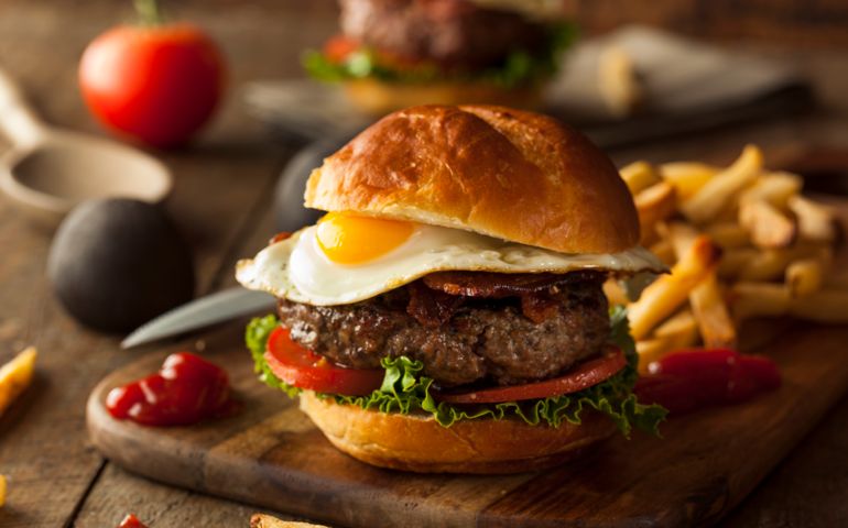 Homemmade Bacon Hamburger with Egg Lettuce and Tomato