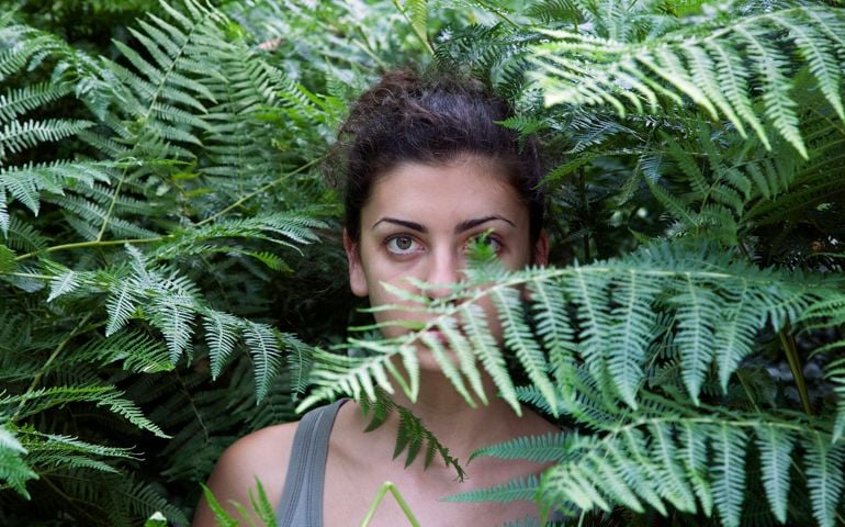 Bulgaria, Tryavna Balkan, Portrait of young woman among ferns