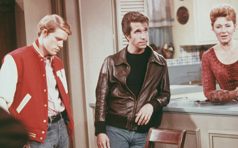 Left to right: American actors Henry Winkler, as Arthur 'Fonzie' Fonzarelli, Ron Howard as Richie Cunningham, and Marion Ross as Marion Cunningham, in a scene from the television sitcom 'Happy Days', circa 1975.