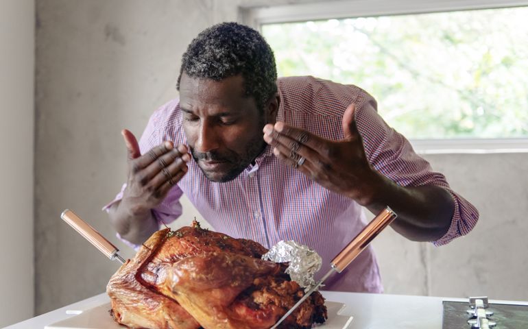 Fathers preparing thanksgiving turkey with his kids