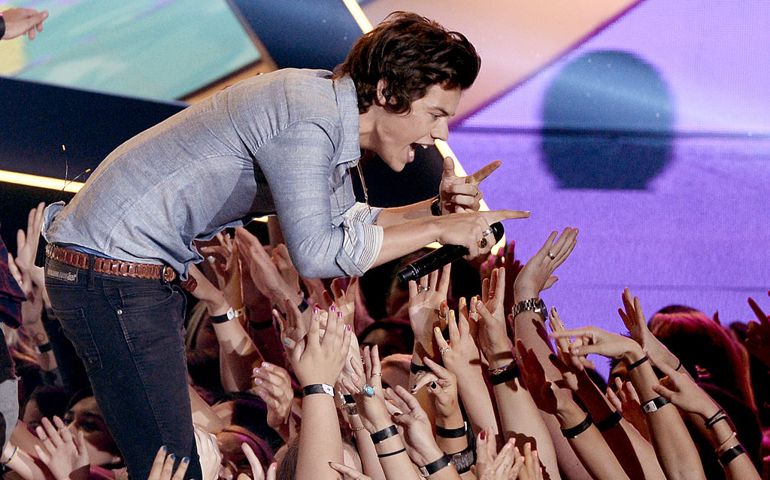 Singer Harry Styles of One Direction performs at the Teen Choice Awards 2013 at the Gibson Amphitheatre on August 11, 2013 in Universal City, California.