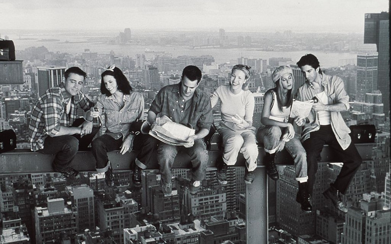 1999 Matthew Perry, Jennifer Aniston, Courteney Cox, Matt Le Blanc, Lisa Kudrow, And David Schwimmer Star In The Latest Season Of "Friends."