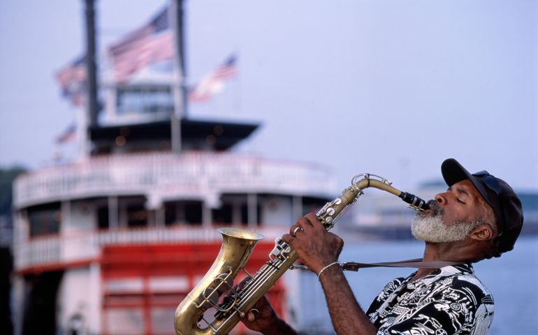 USA, Louisiana, New Orleans, saxophonist and paddle steamer