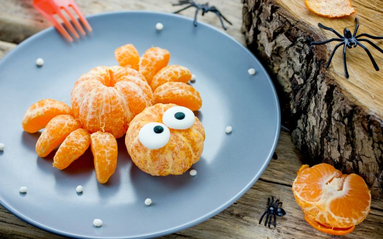 Mandarin spider, fun food art idea for kids, healthy snack for Halloween