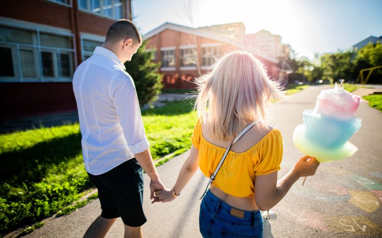Boyfriend and his girlfriend enjoy in beaufitul day in park