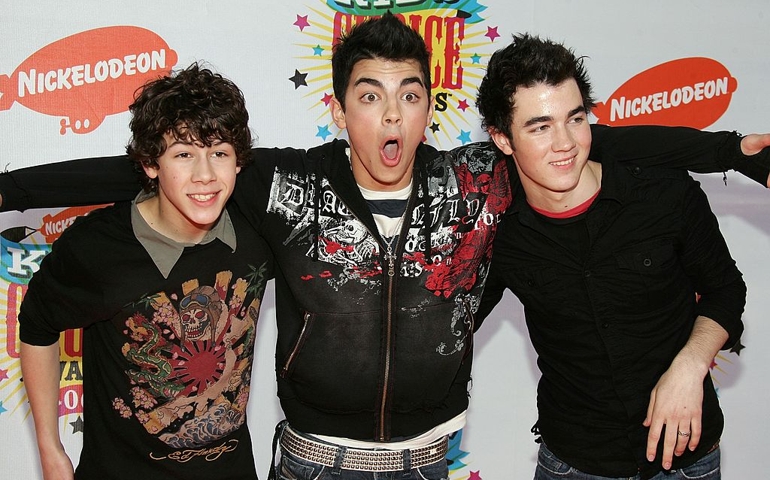 WESTWOOD, CA - APRIL 01: The Jonas Brothers (L-R) Kevin, Nicholas and Joseph arrive at the 19th Annual Kid's Choice Awards held at UCLA's Pauley Pavilion on April 1, 2006 in Westwood, California.