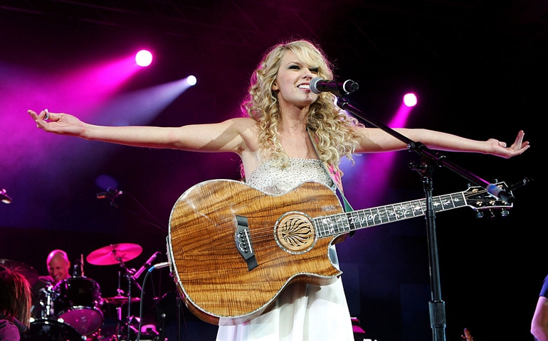Singer/songwriter Taylor Swift performs onstage during the 42nd Annual Academy Of Country Music Awards All-Star Jam held at the MGM Grand Conference Center on May 15, 2007 in Las Vegas, Nevada.