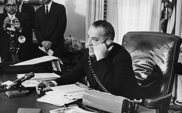 In his Washington office, US president Lyndon B. Johnson (1908 - 1973) congratulates astronauts Virgil Grissom and John Young after their triple orbit of the Earth, 1965.