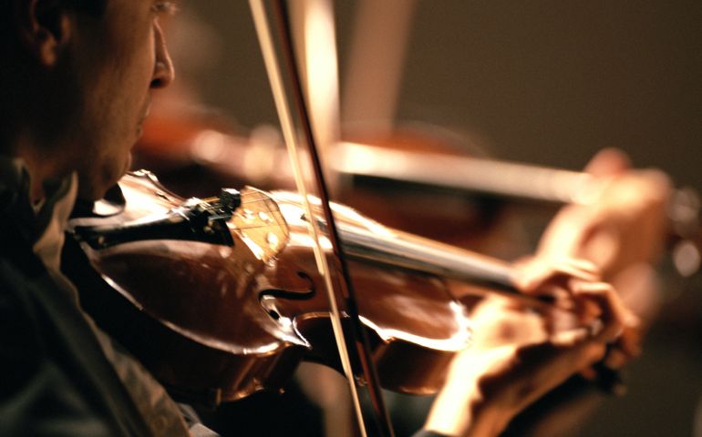 ORCHESTRA VIOLINIST