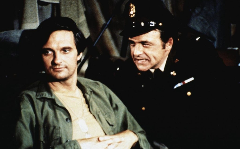 Kino. M.A.S.H., M.A.S.H., M.A.S.H., M.A.S.H., Hawkeye (Alan Alda) und Lt. Bricker (Ed Flanders), 1972.