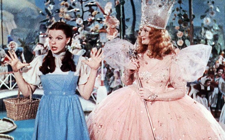 Kino. Das Zauberhafte Land, Wizard Of Oz, The, Das Zauberhafte Land, Wizard Of Oz, The, Judy Garland, ? Dorothy (Judy Garland,l) und ihre neuen Freunde suchen den Zauberer von Oz, der jedem von ihnen einen Wunsch erfüllen soll., 1939.