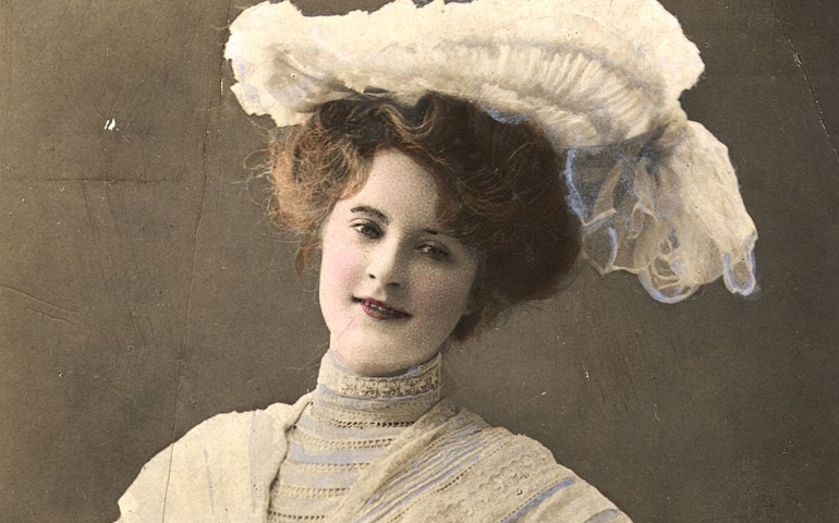 American actress Billie Burke, famous for her role as the good witch in 'The Wizard Of Oz' in 1939.