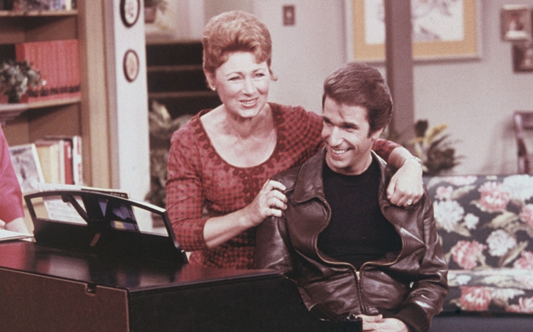 American actors Henry Winkler, as Arthur 'Fonzie' Fonzarelli, and Marion Ross as Marion Cunningham, in a scene from the television sitcom 'Happy Days', circa 1975.