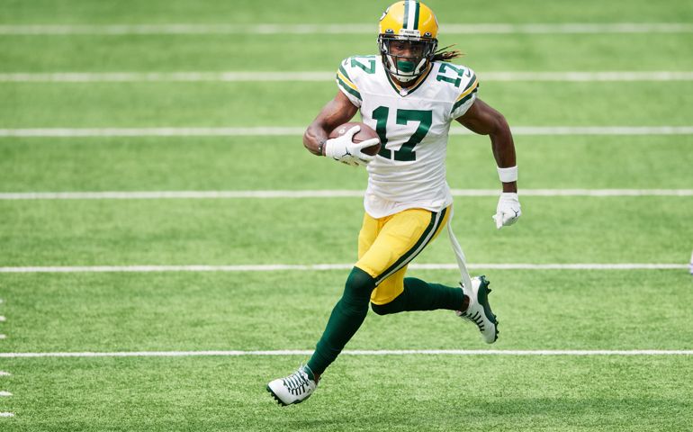 MINNEAPOLIS, MINNESOTA - SEPTEMBER 13: Davante Adams #17 of the Green Bay Packers carries the ball against the Minnesota Vikings during the game at U.S. Bank Stadium on September 13, 2020 in Minneapolis, Minnesota. The Packers defeated the Vikings 43-34.