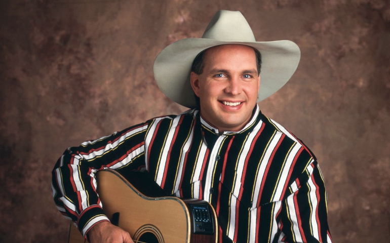 NASHVILLE, TN - AUGUST 15: Country music star Garth Brooks poses for a portrait session on August 15, 1991 in Nashville, Tennessee.