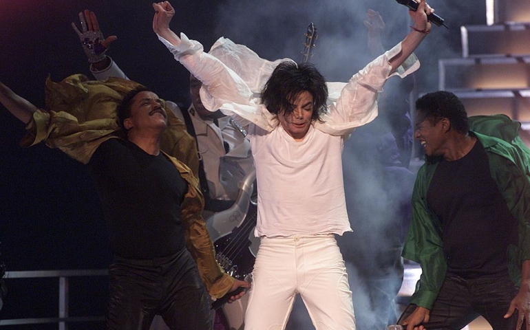 NEW YORK - SEPTEMBER 10: Music star Michael Jackson sings with his brothers the Jackson 5 at the 30th anniversary celebrations held on September 10, 2001 at Madison Square Gardens, in New York.