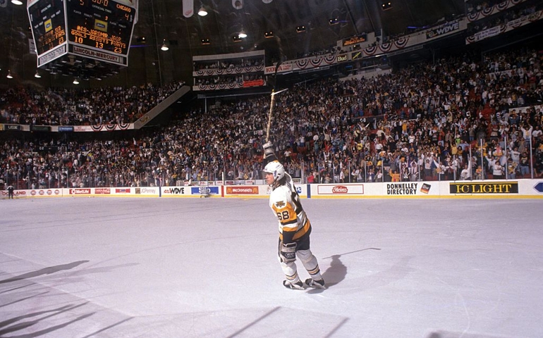 PITTSBURGH, PA - MAY 26: Jaromir Jagr #68 of the Pittsburgh Penguins salutes the fans after Game 1 of the 1992 Stanley Cup Finals against the Chicago Blackhawks on May 26, 1992 at the Pittsburgh Civic Center in Pittsburgh, Pennsylvania. The Penguins defeated the Blackhawks 5-4 to lead the series 1-0.