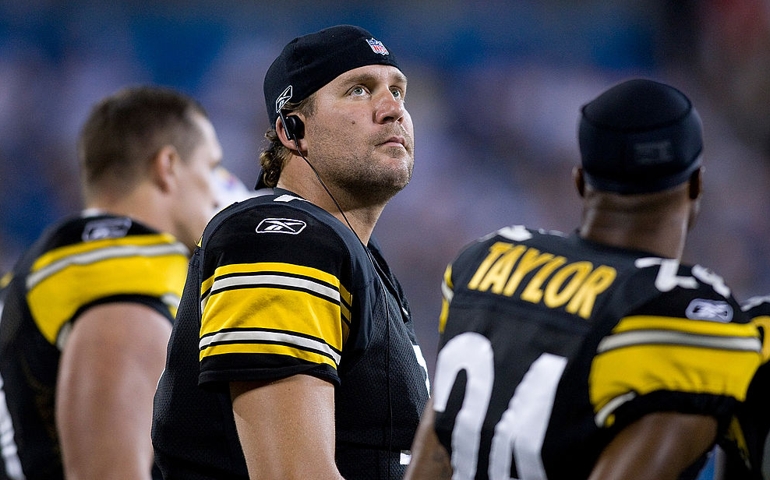 CHARLOTTE, NC - SEPTEMBER 3: Ben Roethlisberger #7 of the Pittsburgh Steelers looks to the scoreboard during their preseason game at Bank of America Stadium on September 3, 2009 in Charlotte, North Carolina