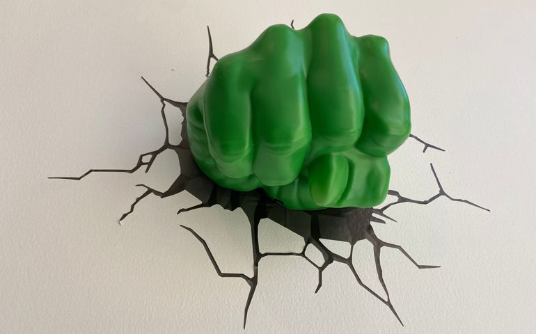 27/03/2020 plastic figure of the Hulk arm, from Advengers, coming out of the wall, giving shape as if it had been broken