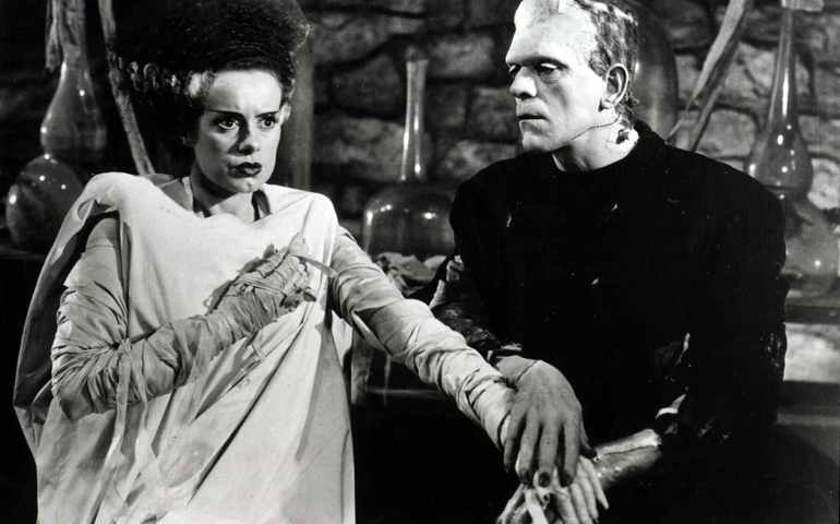 Kino. Frankensteins Braut, Bride Of Frankenstein, Frankensteins Braut, Bride Of Frankenstein, Elsa Lanchester, Boris Karloff Das Monster (Boris Karloff) ist von seiner Braut (Elsa Lanchester) sehr angetan. Doch er stößt bei ihr nur auf Ablehnung., 1935.