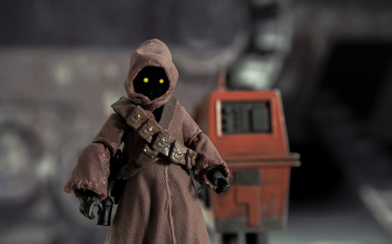 scene from Star Wars with Jawas on Tatooine selling droids
