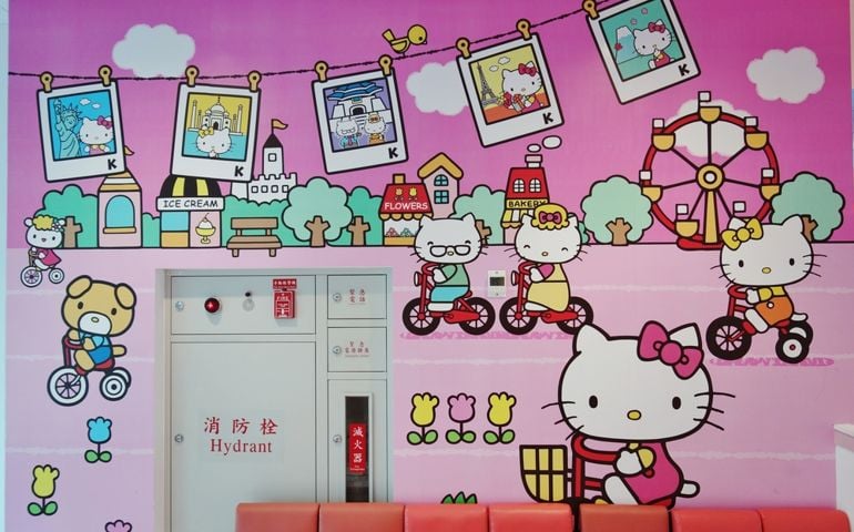 The Taiwanese airline Eva Air (BR) counts several airplanes decorated with a Hello Kitty theme, from the check-in area at Taoyuan airport to in-flight toilet paper.