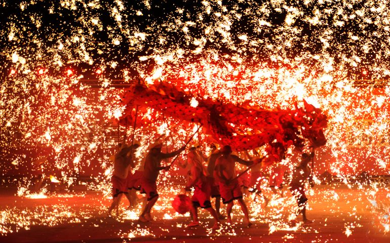 Chinese folk artists from Chongqing city performed unique dragon dances to celebrate Yuan Xiao Festival in Nantou County in Taiwan. The artists sprayed molten iron into the sky while people performing dragon dance, creating a unique scenery of a dragon flying through the shower of sparking fireworks.
