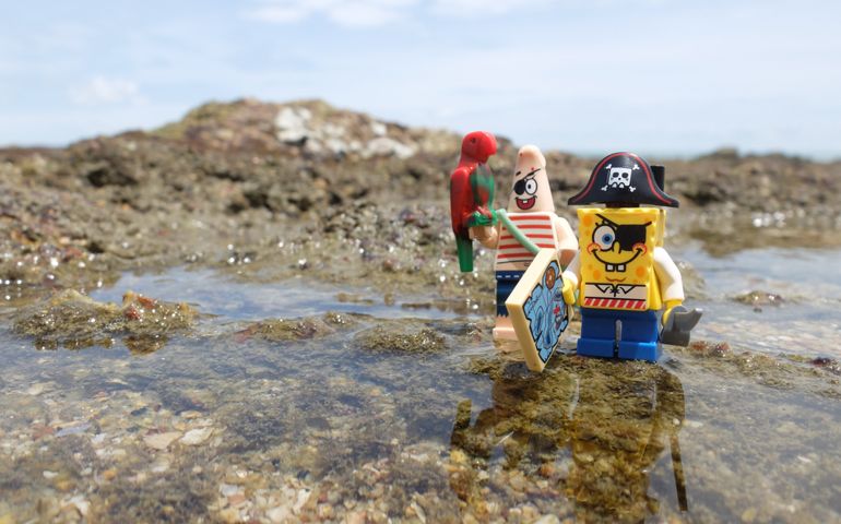 Lego Spongbob the pirate mini figure looking for the treasure