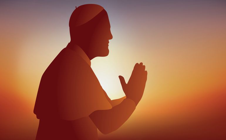 Symbol of the Catholic religion with a pope who prays and receives communion in front of his faithful, holding his hands together.