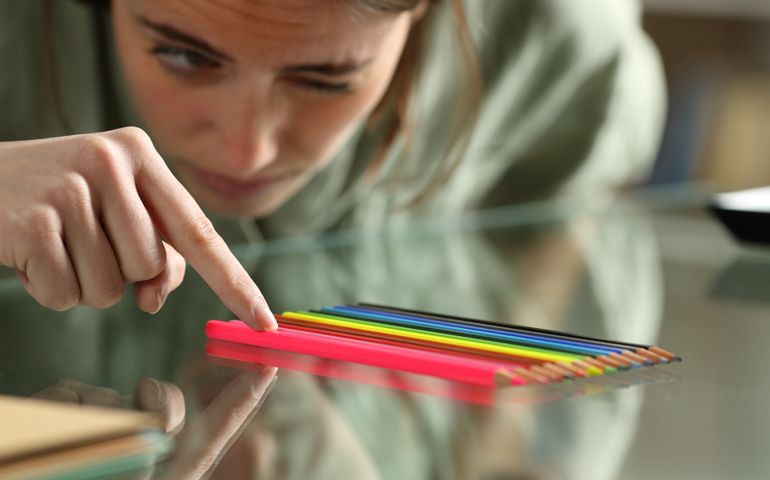 woman lining up colored pencils
