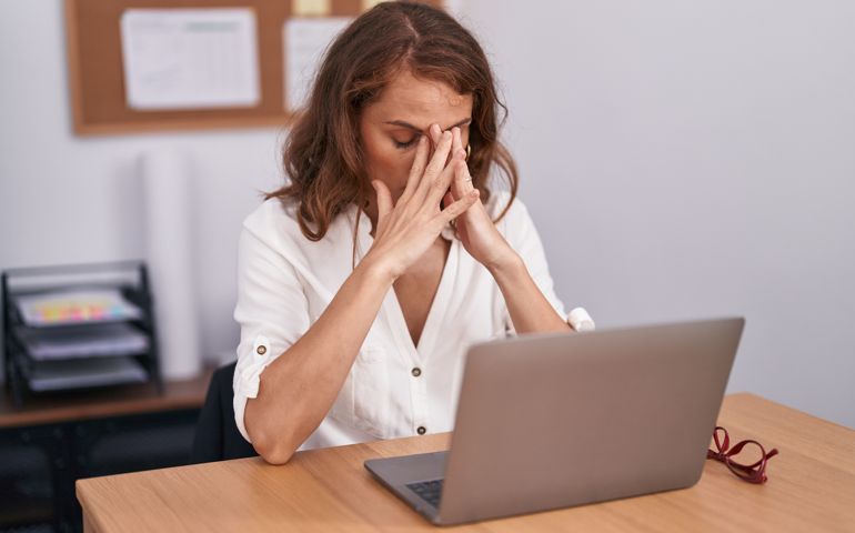 woman having trouble concentrating