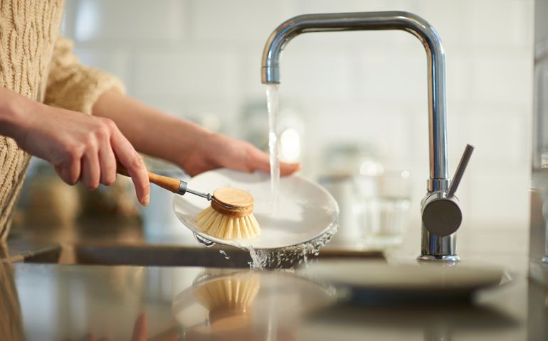 Plastic free washing up in kitchen sink.