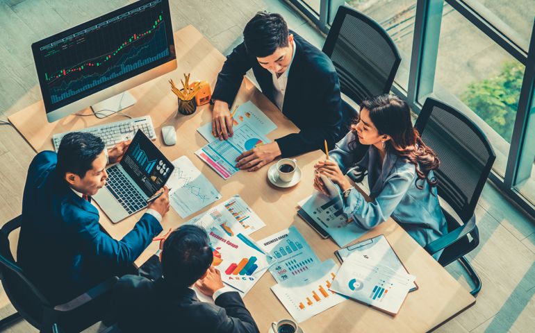 Business visual data analyzing technology by creative computer software