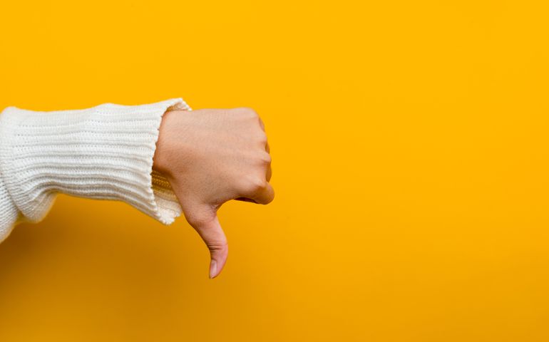 hand with thumbs down