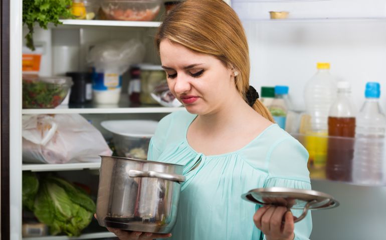 woman noticed foul smell of food from casserole