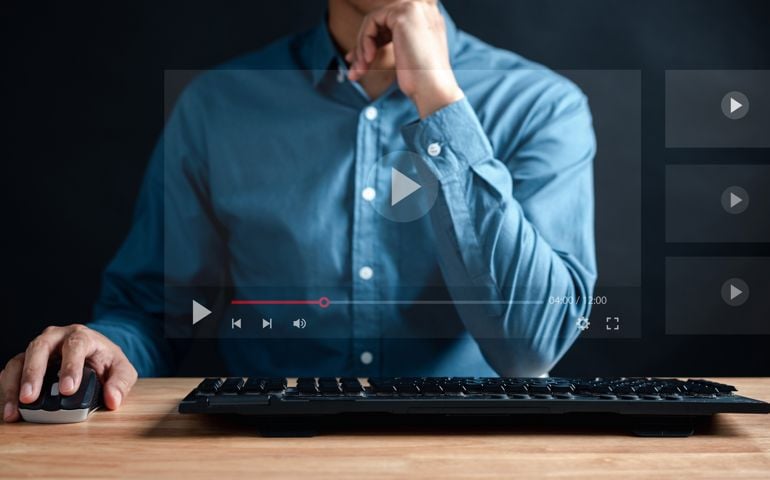 E-learning online class on virtual screen, watching video on internet, webinar online, education on internet, e-learning, learning online with webinar, video tutorial
