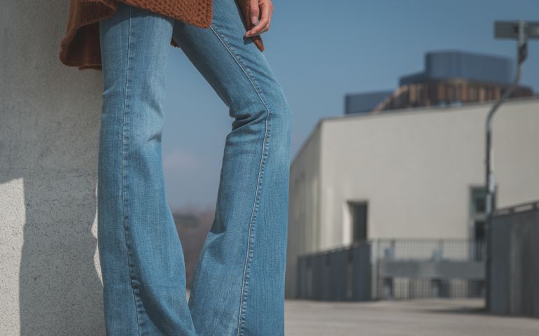 Close-up a woman's legs posing in jeans in the city