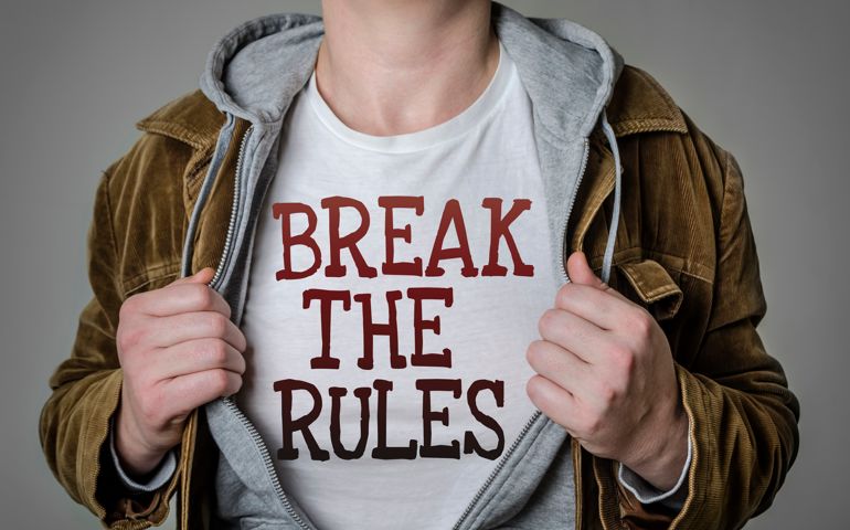 Man showing Break the rules tittle on t-shirt