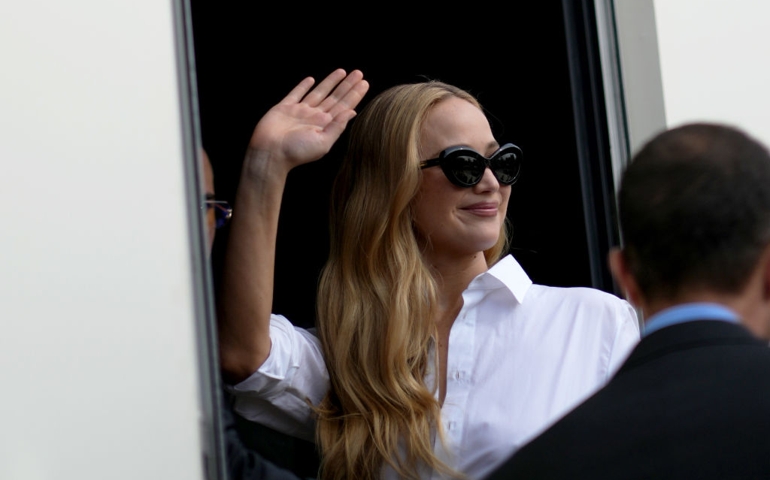 Celebrity Sightings - Paris Fashion Week - Womenswear Spring/Summer - Day Two