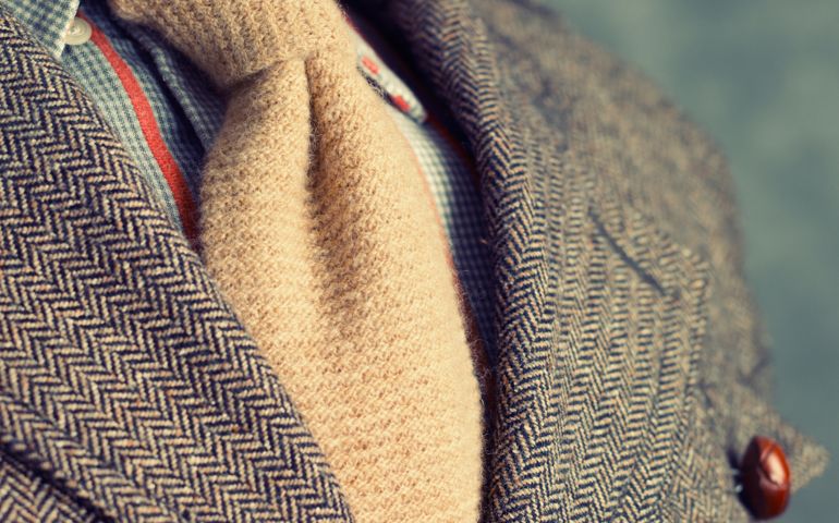 Retro vintage twill jacket with woolen necktie - Close-up