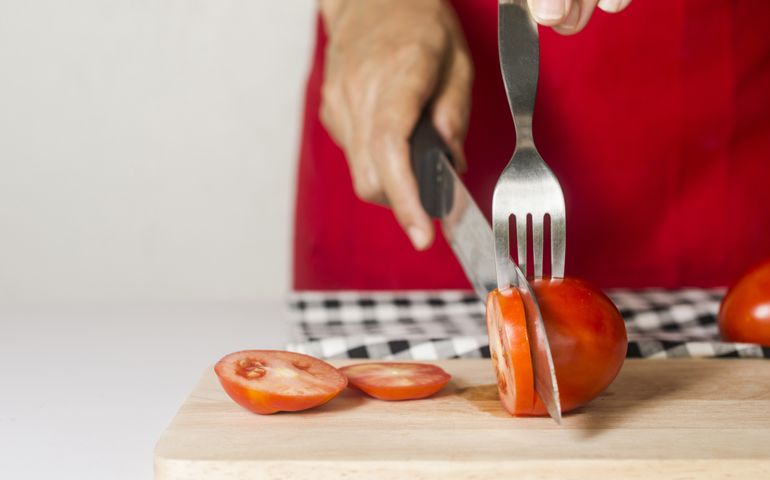 using fork help cutting tomato , kitchen tips for rookie housewife