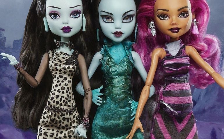 monster high girls howling at the moon