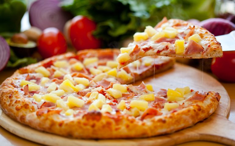 Hawaiian Pizza lifted slice 2